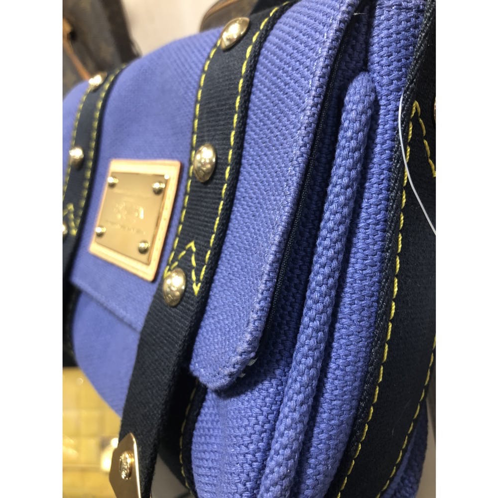 Bolsas de roupas vintage + bolsa Louis Vuitton em segunda mão durante 850  EUR em Soto de La Moraleja na WALLAPOP