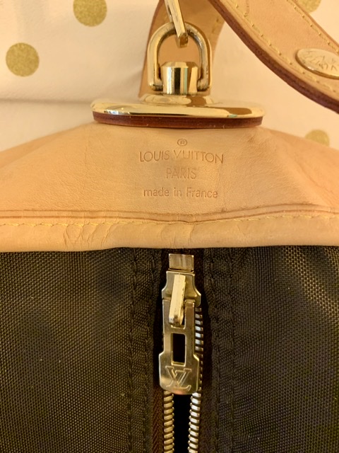 Sold at Auction: Bolso porta-trajes Louis Vuitton con las iniciales V.M.  realizado en piel.