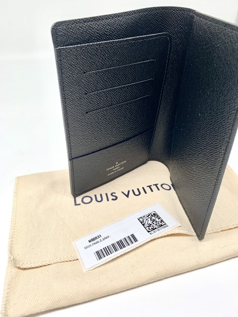 Tarjetero porta pasaporte Louis Vuitton
